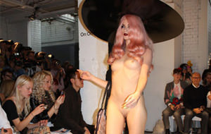 Desfile de modelos totalmente desnudas